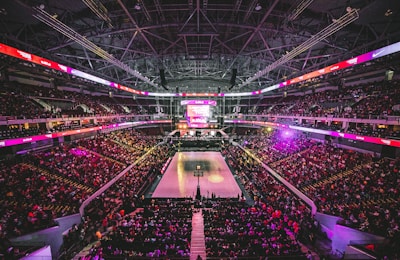 波士顿凯尔特人队球员扣篮，绿色球衣，NBA季后赛劲旅，开云Kaiyun体育篮球专题